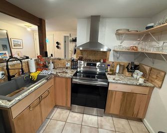 Beautiful Private House Near the Fairgrounds/jazzfest, hospitals. Pet friendly. - New Orleans - Kitchen