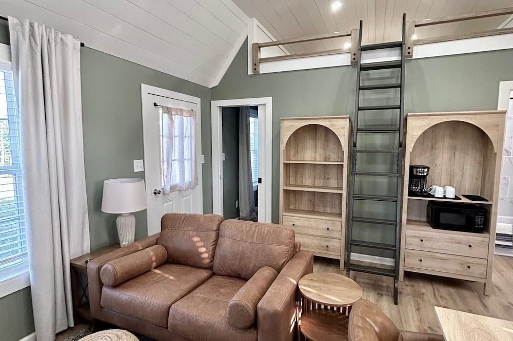Adorable, Quiet, And Rural Cabin 1bed 1 Bath +loft+porches! - Leesville - Huiskamer