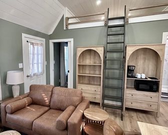 Adorable, Quiet, And Rural Cabin 1bed 1 Bath +loft+porches! - Leesville - Huiskamer