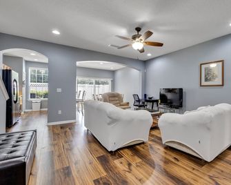 Beautiful and spacious townhome in Jacksonville - Orange Park - Living room