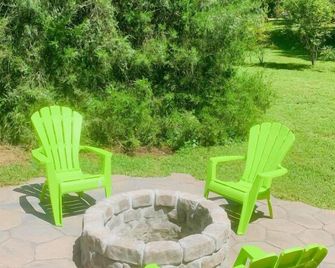 Beautiful Uniquely Styled Home Within 5 Mins Of Lake James! - Morganton - Innenhof