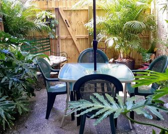 Old Ne Suite Getaway, Private Fenced Patio. Walk To Beach, Parks, Lakes & City - St. Petersburg - Patio