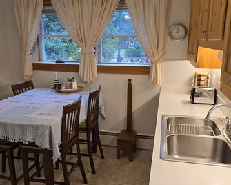 Acadia II on the Harbor - Southwest Harbor - Dining room
