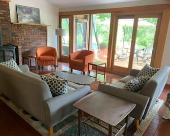 Secluded Driftless Area Getaway on 30 Wooded Acres - Dodgeville - Obývací pokoj