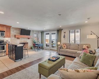 Private Hot Tub with a Mountain and City View! - Cottonwood Heights - Sala de estar