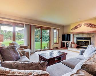 Steps to Shadow Mountain Lake Grand Lake Condo - Grand Lake - Living room