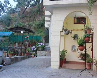 Oak Grove Inn - Lansdowne - Building