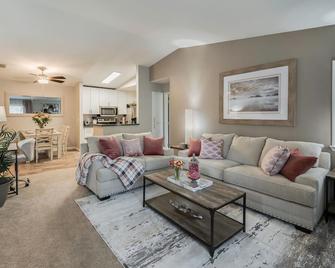 Luxurious & Elegant, Perfect 5-Star Long Term Stay - Rocklin - Living room