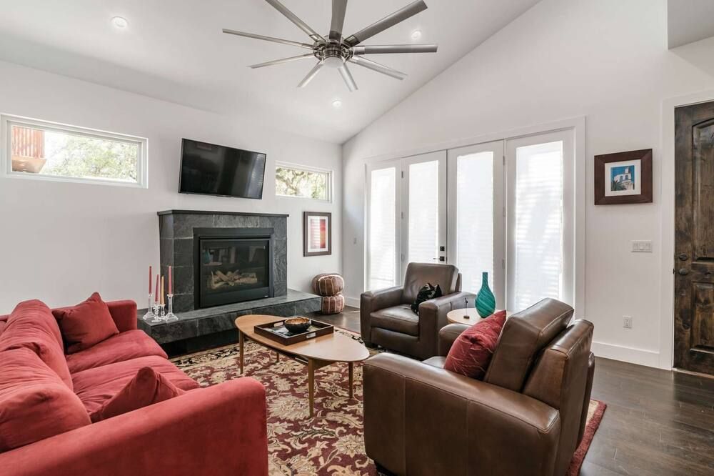 Austin Compound 1 Block off Trendy South Congress, Perfect for Groups Traveling Together! - Austin - Sala de estar