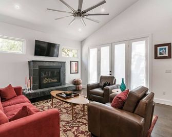 Austin Compound 1 Block off Trendy South Congress, Perfect for Groups Traveling Together! - Austin - Vardagsrum