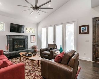 Austin Compound 1 Block off Trendy South Congress, Perfect for Groups Traveling Together! - Austin - Sala de estar