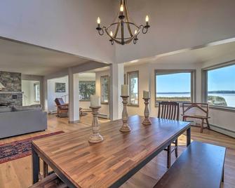 Plattsburgh Home with Deck on Lake Champlain - Plattsburgh - Dining room