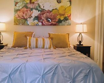 Charming 1-bedroom Rekindled Farmhouse Historic Sugar Loaf, NY - Chester - Bedroom
