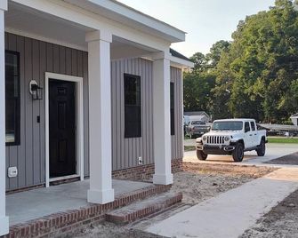 2024 Modern Farmhouse- Cozy Vibes, Rural Charm - Elizabeth City
