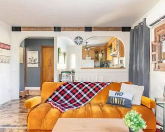 The Cozy Cabin: Escape to Serenity&Tranquility Surrounded by Nature's Splendour - Val-David - Living room