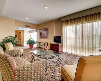 Quality Inn & Suites - Hattiesburg - Living room