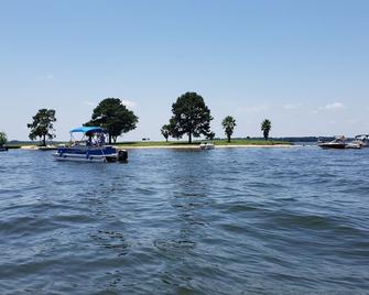 Spacious 4,000 Sq Ft - Modern Lakefront Resort Home on Golf Course - Montgomery - Strand