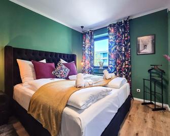 Alpha Apartments: Central, Cool, Cozy, Green Flair - דורטמונד - חדר שינה