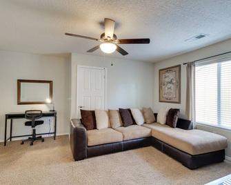 Chic New Mexico Retreat w/ Patio, Grill & Fire Pit - Los Lunas - Вітальня