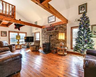 Cozy Mount Union Cabin w/ Fire Pit & River Access - Mount Union - Living room