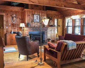 Charming cedar shingle cottage - Otis - Living room