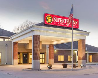 Supertel Inn And Conference Center - Creston - Building