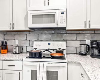 Clean, Modern, Walk To Downtown | Sai - Rockwall - Kitchen