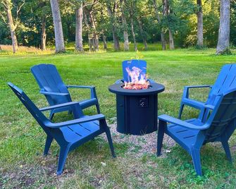 Cozy Delavan Lake Cottage - Walk to Beach/Boat Launch. 8 Minutes to Lake Geneva! - Delavan - Innenhof