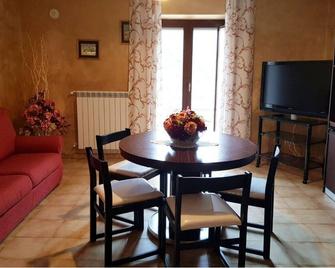 Le 3bbb: una casa nella quiete del borgo molisano - Sant'Agapito - Essbereich