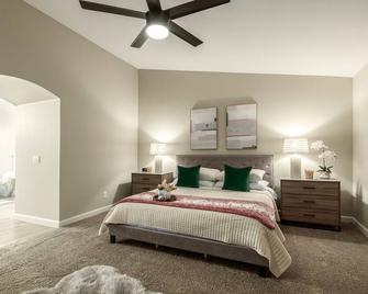 Phoenix Backyard Oasis Pool Home! Sleeps 12. Game Room And Kids Playset Too! 4 Bedroom Home by RedAwning - Phoenix - Makuuhuone