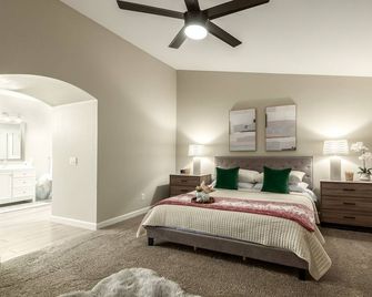 Family Getaway! Sleeps 12, Pool, Playground, Game Room - Phoenix - Habitació