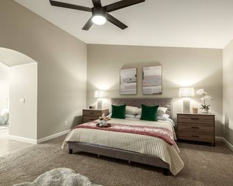 Family Getaway! Sleeps 12, Pool, Playground, Game Room - פיניקס - חדר שינה