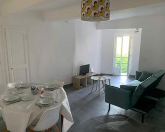 Greolières: Superbe Studio avec vue montagne - Greolieres - Salle à manger