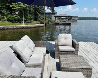 Cozy guesthouse on the lake in charming Clanton with AC and WiFi - Clanton