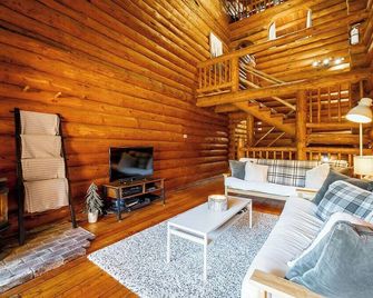 Bring the whole family! Pet Friendly. 10 minute walk to the lifts. - Agassiz - Living room