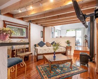 Santa Monica Garden Beach Bungalow - Private, and Steps from the Sand - Santa Monica