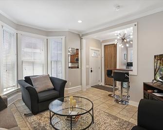 Center of Provincetown convenient and spacious - Provincetown - Living room