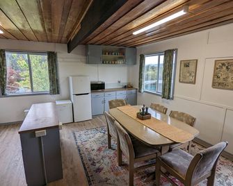 Omeo acreage getaway in the Victorian High Country - Omeo - Dining room