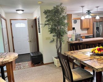 3-bedroom condo in beautiful Poland with 3 full bathrooms and 1 half bath. - Poland - Comedor