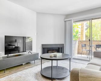 Premium Pasadena 2BR w/ Gym & Pool, nr Colorado Ave, by Blueground - Pasadena - Living room