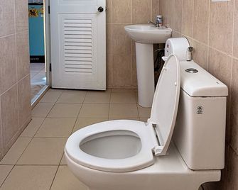 Baan Mak Mai Hotel - Si Sa Ket - Bathroom