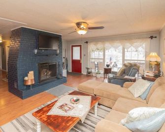 Amazing Hiking Cozy Home Close to Mountns Fireplace - Prattsville - Sala de estar