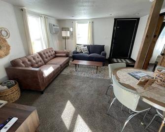 New Listing - N 7th Street · Trendy Stay in the Heart of Rapid City - Rapid City - Wohnzimmer