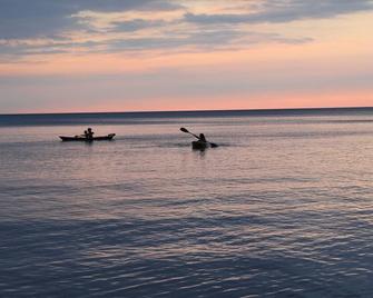 Waterfront cottage close to Bayfield, with private beach, barrel bunkie, firepit - Bluewater