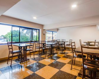 OYO Flagship 39299 Aqualura Verem Rd - Nerul - Restaurant