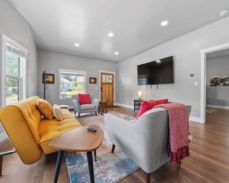 South Perry Dist Fenced Yard & Hot tub - Spokane - Living room