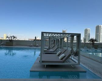 Lux 1br Jvc With Pool, Gym & Bbq Access - Dubai - Piscina