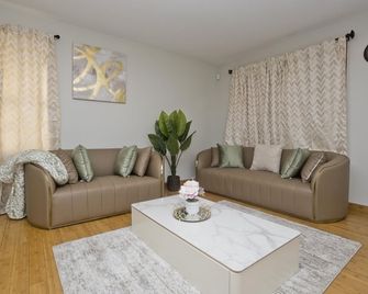 Cozy 3-bedroom Duplex2 in beautiful Springfield with WiFi, central AC - Springfield - Living room