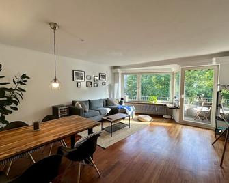 Wohnung naehe Volksparkstadion - Hamburg - Wohnzimmer