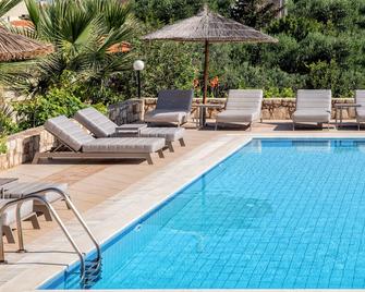 Elèa Concept Hotel & Suites - Гувес - Басейн